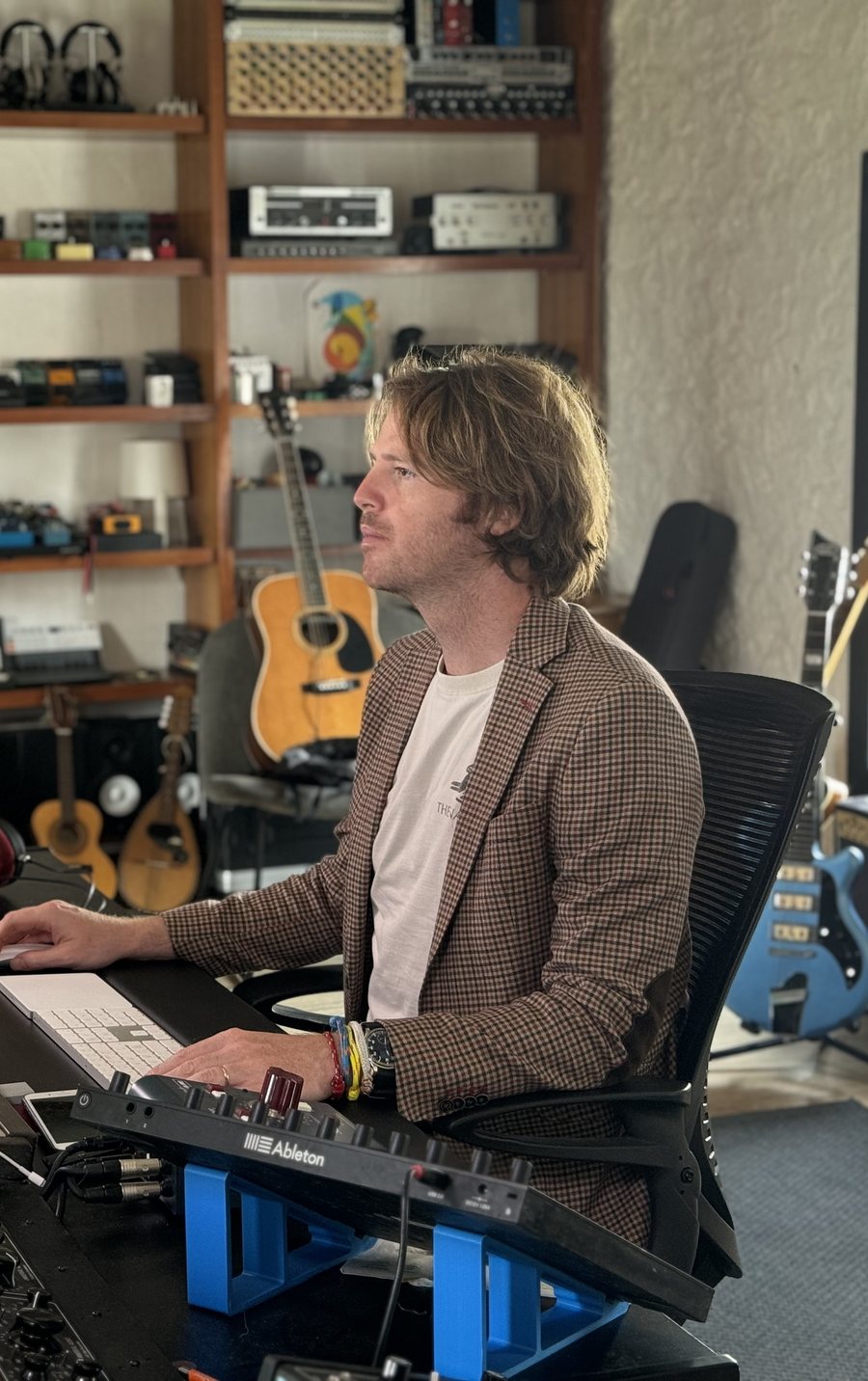 Alex Hankins, productor musical en Valencia, en su estudio de grabación