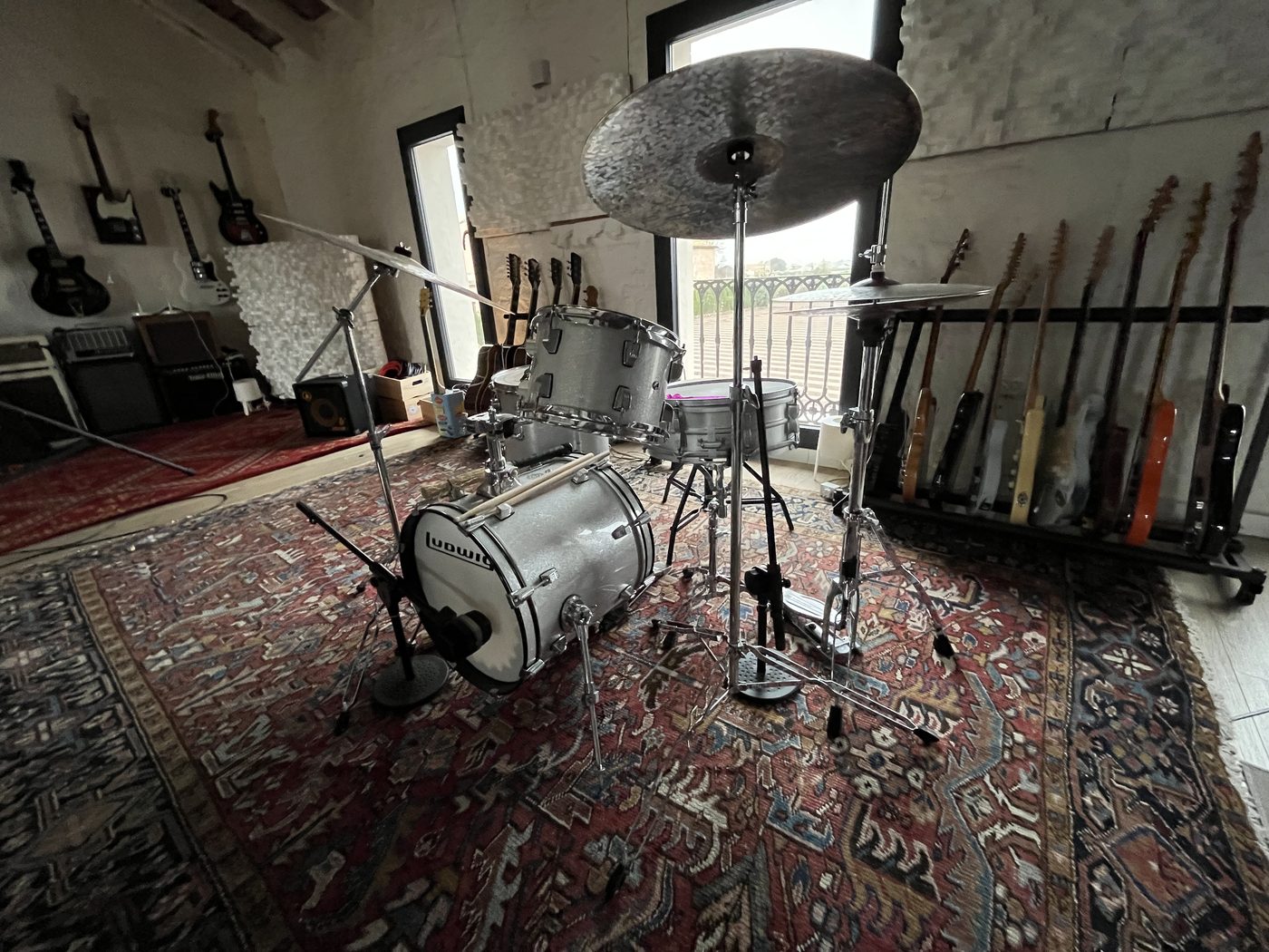 Batería Ludwig y guitarras en el estudio de grabación Hankins Valencia