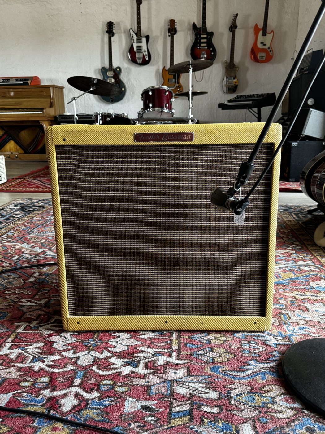 Amplificador Fender Bassman con instrumentos al fondo
